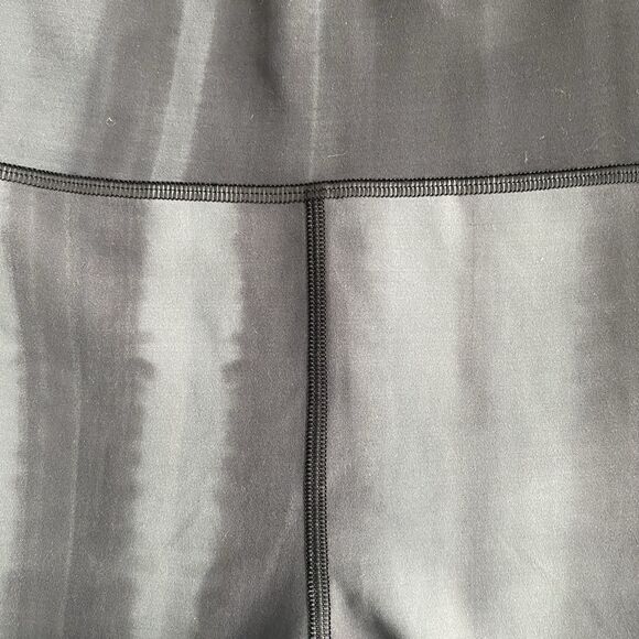 Lululemon In Movement 23" High Rise Linear Spray Dye White Black Sz 4 - Picture 3 of 12